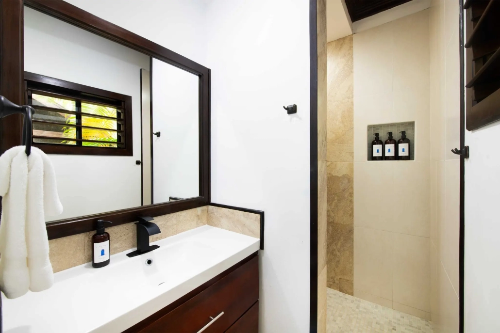 Beachfront-Bungalow-Roatan-Puerta-Azul-Boutique-Hotel-Ensuite-Bathroom