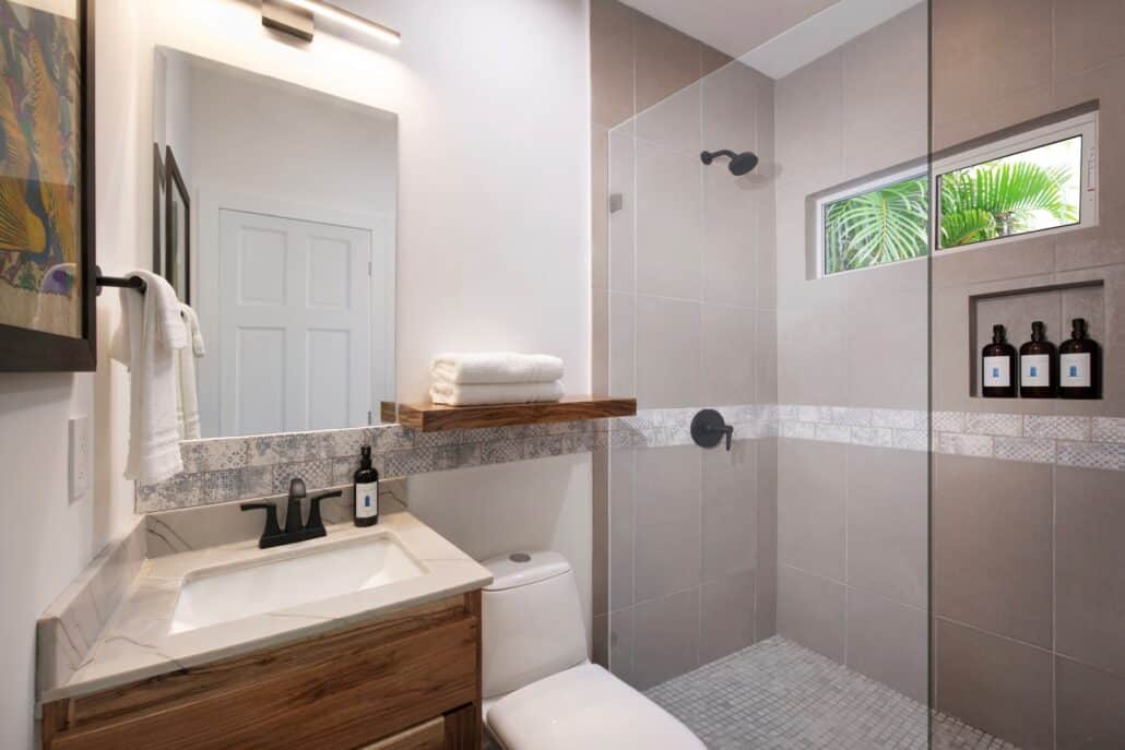 Ensuite Bathroom of the Luxury Garden Villa - Puerta Azul Boutique Hotel Roatan